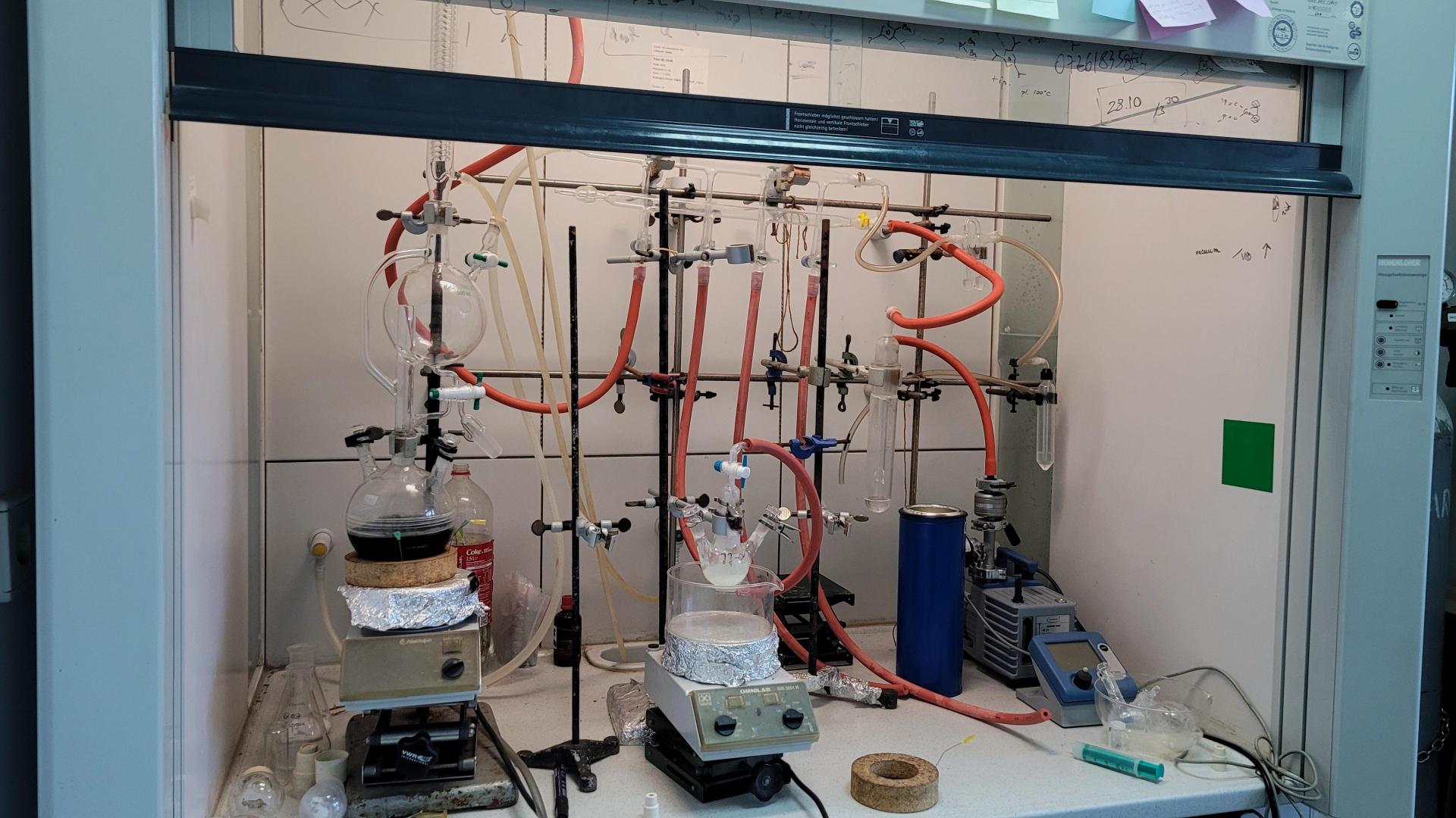 Controlled atmosphere working stations